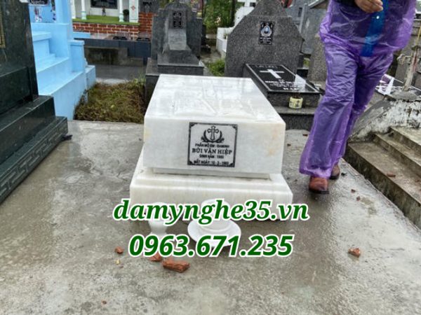 mộ đá trắng