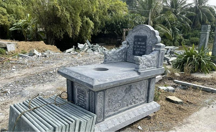 Mẫu mộ bành làm từ đá xanh Ninh Bình với họa tiết rồng tinh xảo