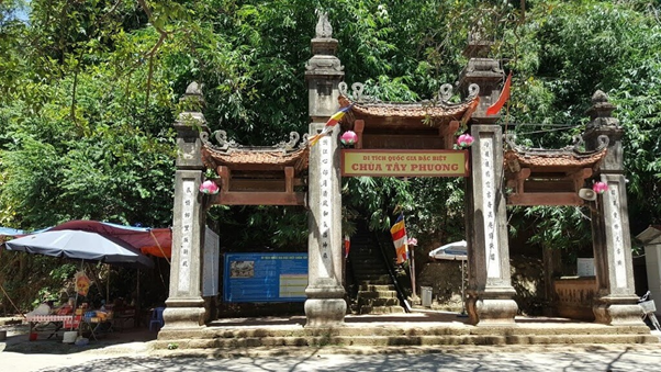 Cổng tam quan chùa Tây Phương (Hà Nội)