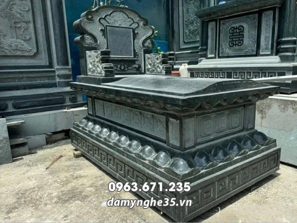 Mẫu Mộ đá xanh rêu - tại Làng đá Ninh Vân, Ninh Bình