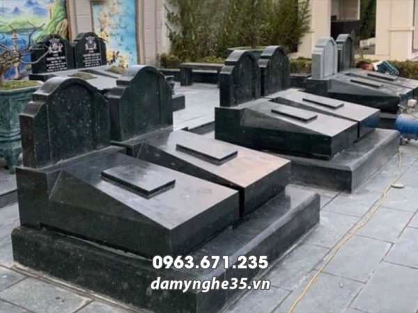 Mộ đá đôi bằng đá xanh rêu, đơn giản, hiện đại, có thể xây trước